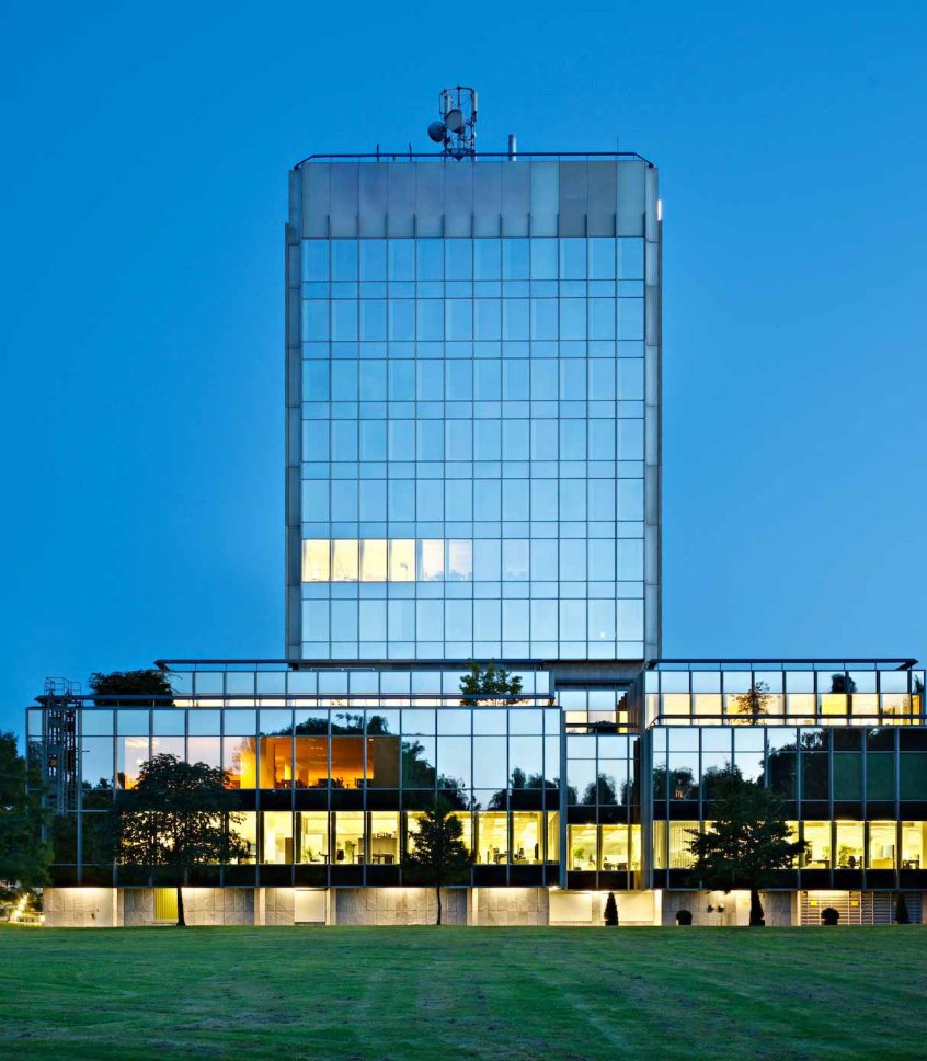 modern-bank-building-in-the-evening-PKDRNEY.jpg